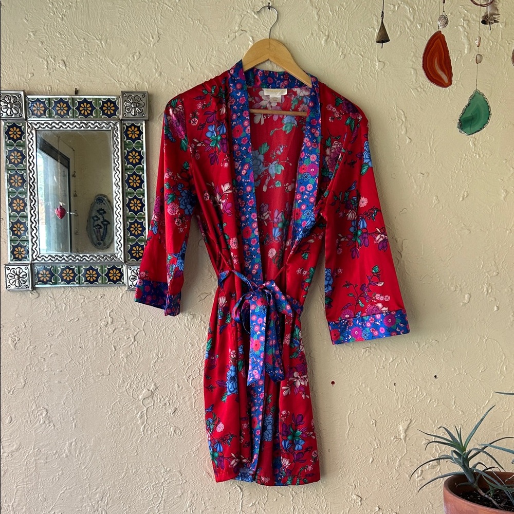 Whispers Silky Robe ❤️ size Small/Medium